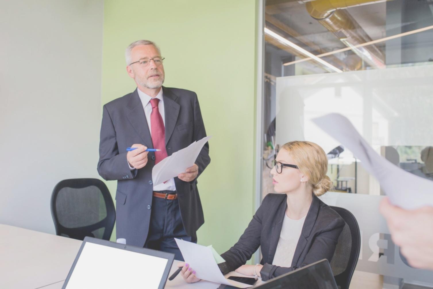 Teamarbeit im Workshopraum bei Aerlyntheos